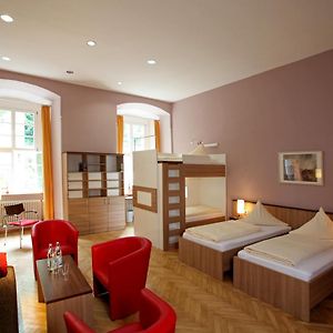 Familien-Zimmer mit zwei Einzelbetten